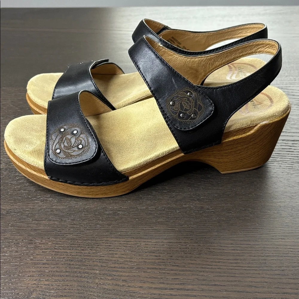 Dansko Sonnet Sandals Size 41 Leather Strap Chunky Heel Wood Pattern 10.5 11
